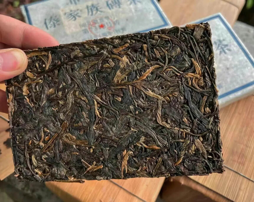 2000年甲级傣家族青砖
昆明干仓储存 
选用易武茶