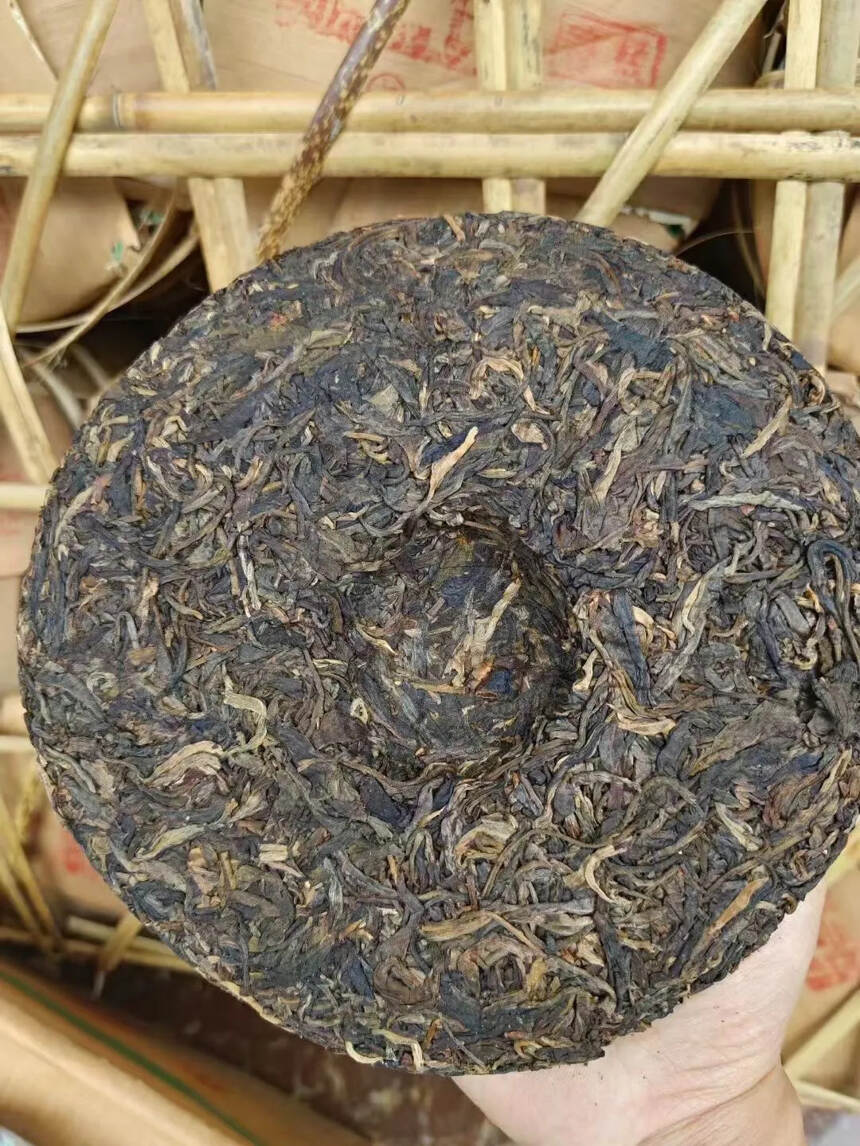 2006年勐库戎氏青饼，精选勐库春茶为原料精心压制。