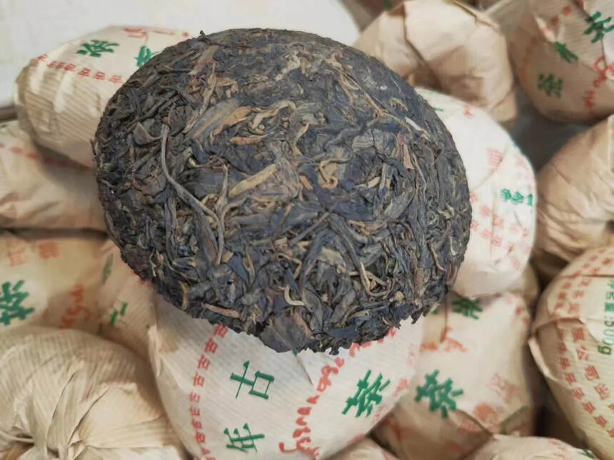 1999年古普洱千年古茶树生沱一个500克一沱，沱身