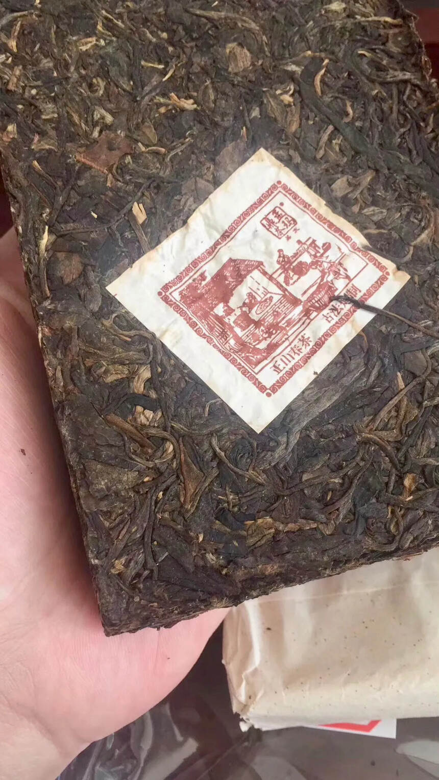 2004年 云南易武古树茶砖，普洱皇生普洱茶砖，原料