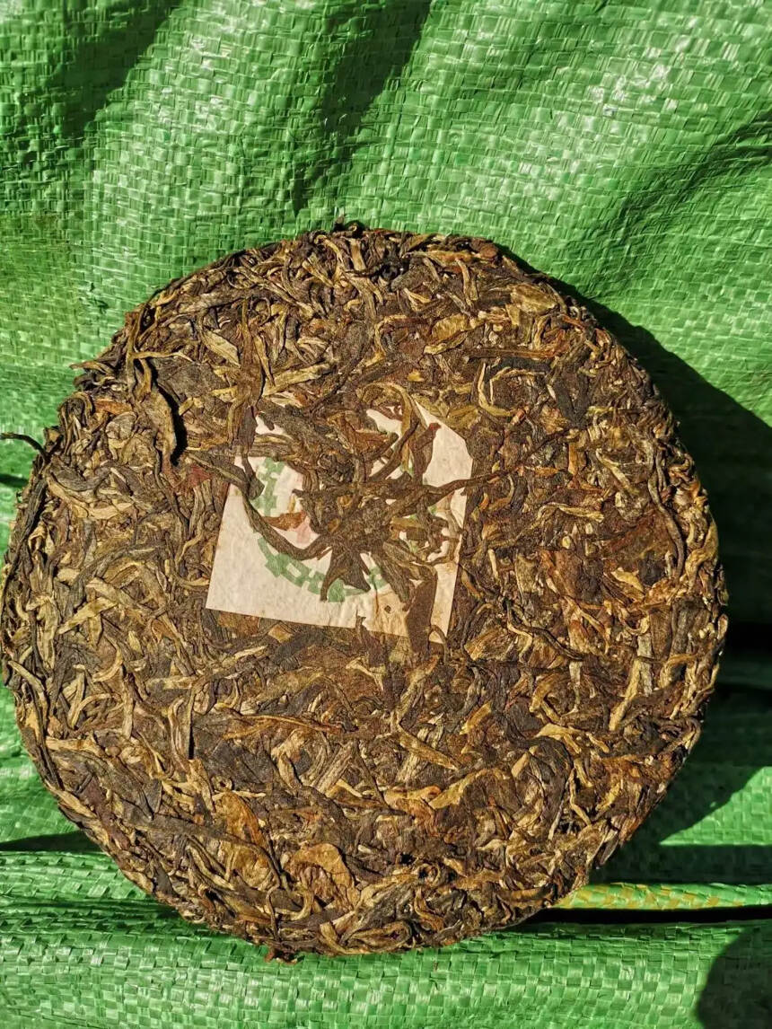 2004年老茶，经过十几年陈化已出布朗烟香。茶味浓烈