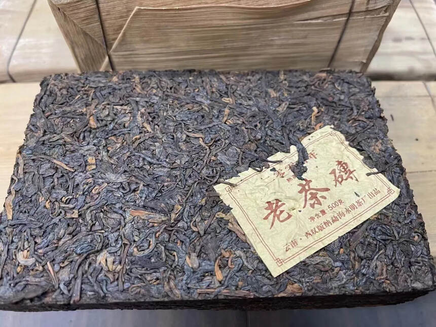 2004年永明老茶砖
?
高品质 干仓老熟茶 里外一