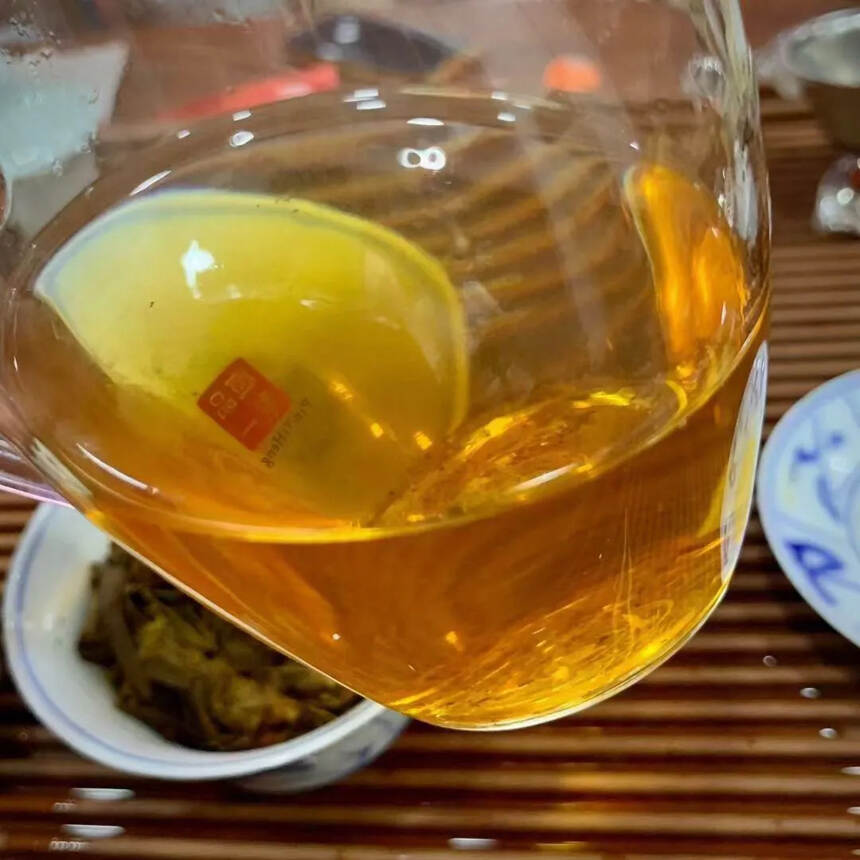 02年花园茶厂班章古树茶，条索粗壮油润，烟香自然浓郁