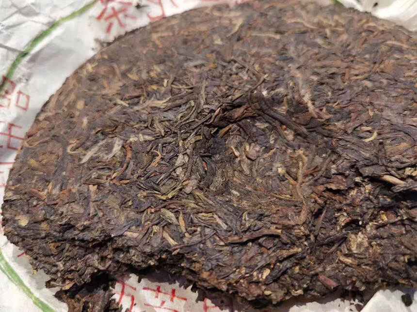 ??99年芒市德兰沱茶生茶饼357克铁饼，甜度好汤感