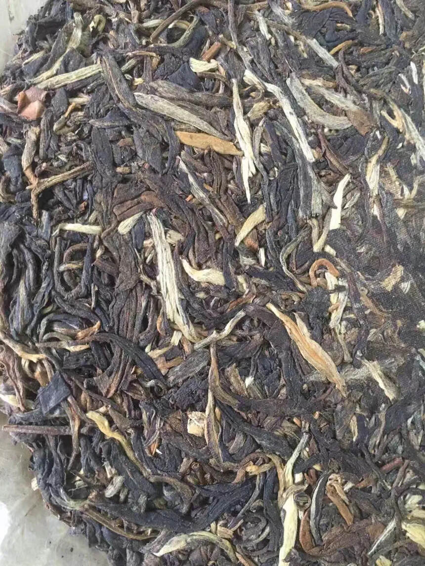 2004年 凤凰七子饼茶，龙凤呈祥生普洱茶饼，南涧县