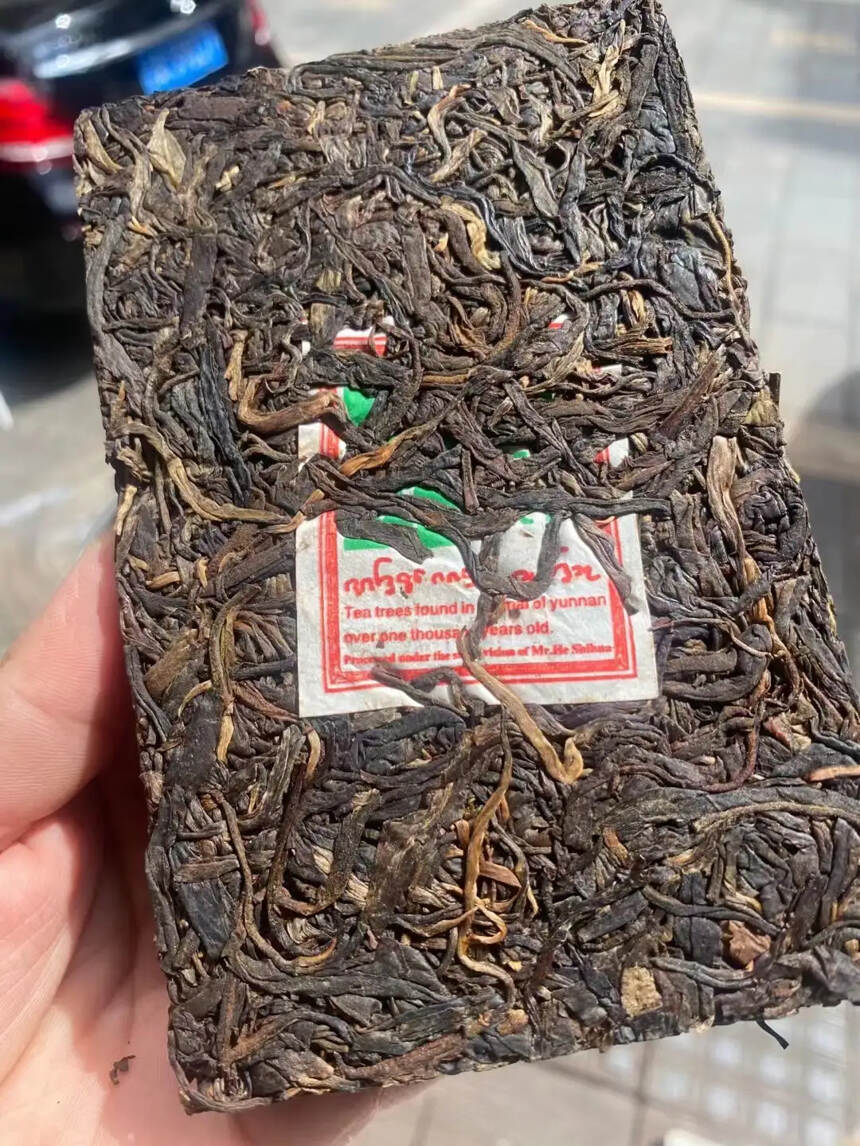 2000年景迈生砖，采用景迈古树茶菁作为原料，经过2