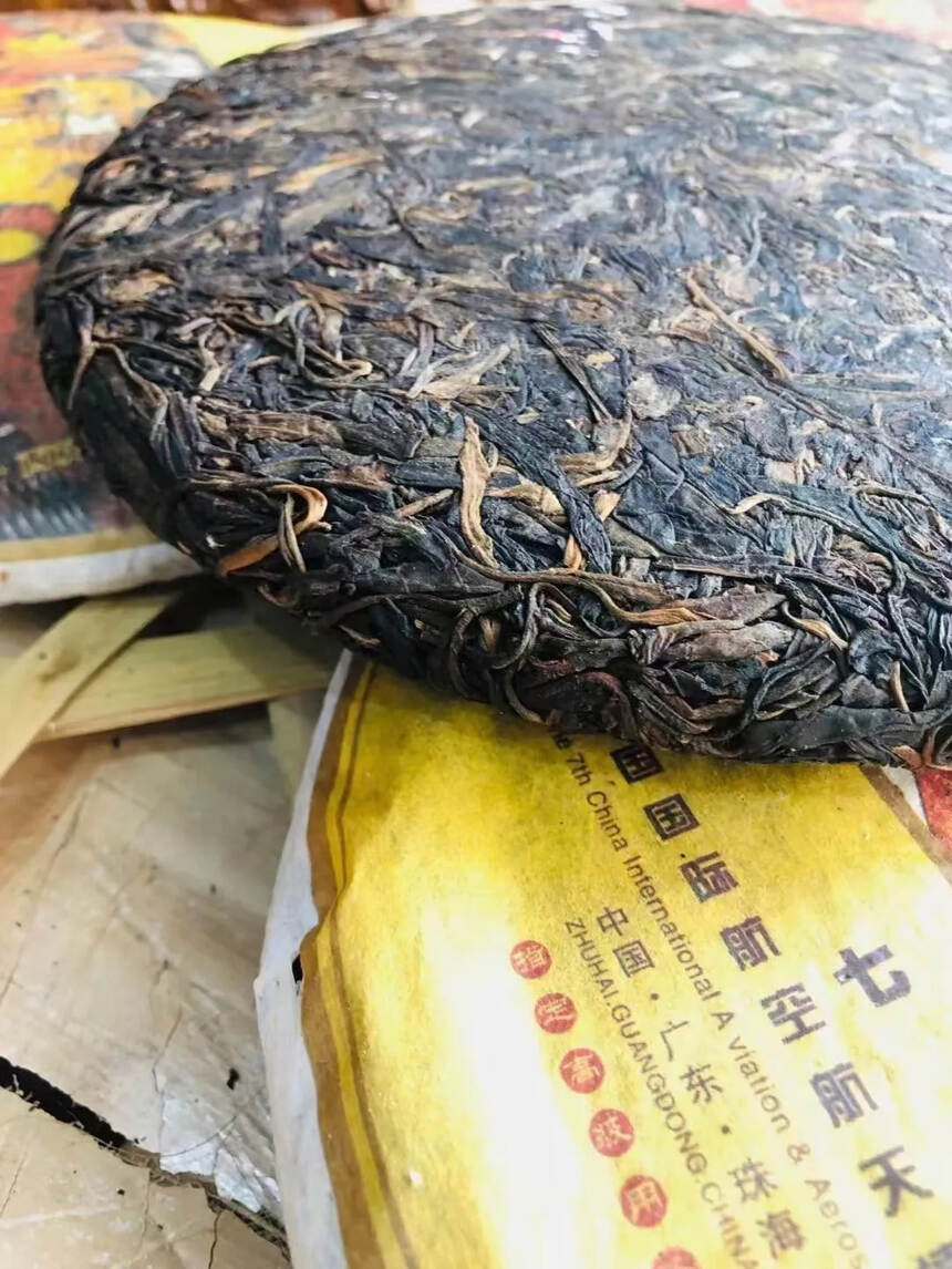 2008年易武景龙茶厂，一片1000g，一件42片。