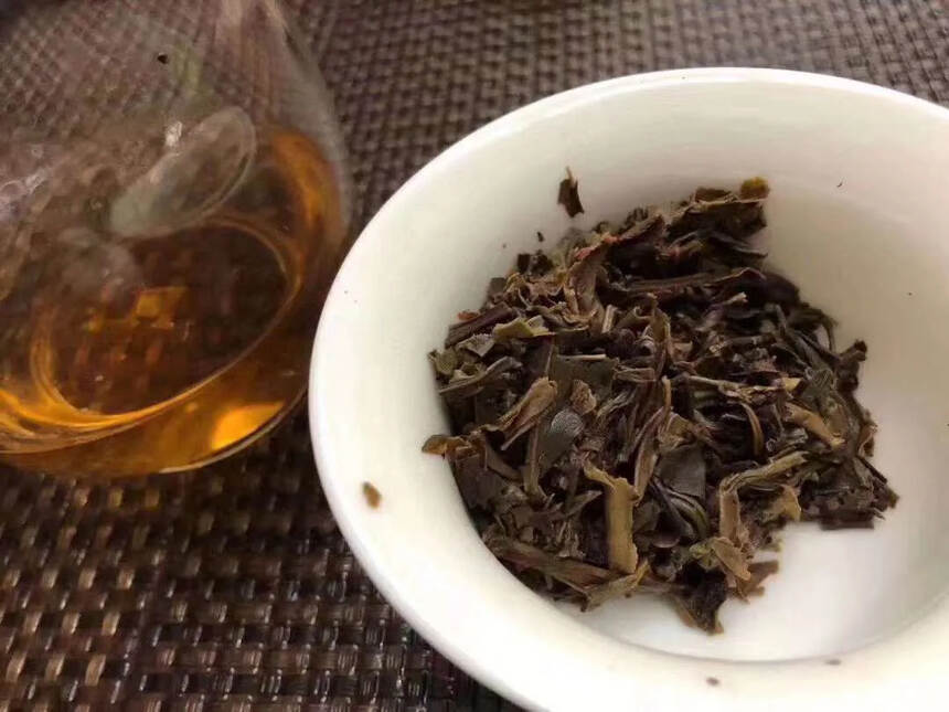 ??99年芒市德兰沱茶生茶饼357克铁饼，甜度好汤感