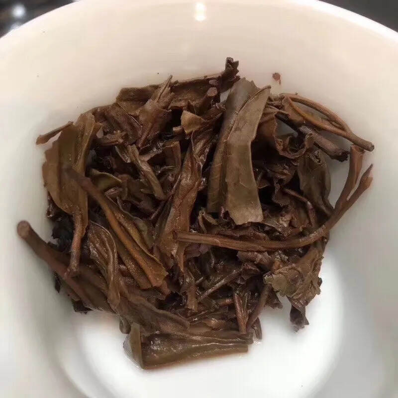 九十年代澳门华联订制版班章野生茶青饼，条索紧结黑亮，