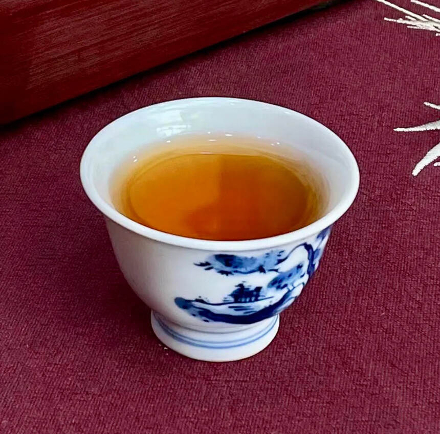 2001年 中茶牌 棕色茶印 班章老树生普洱茶饼，以