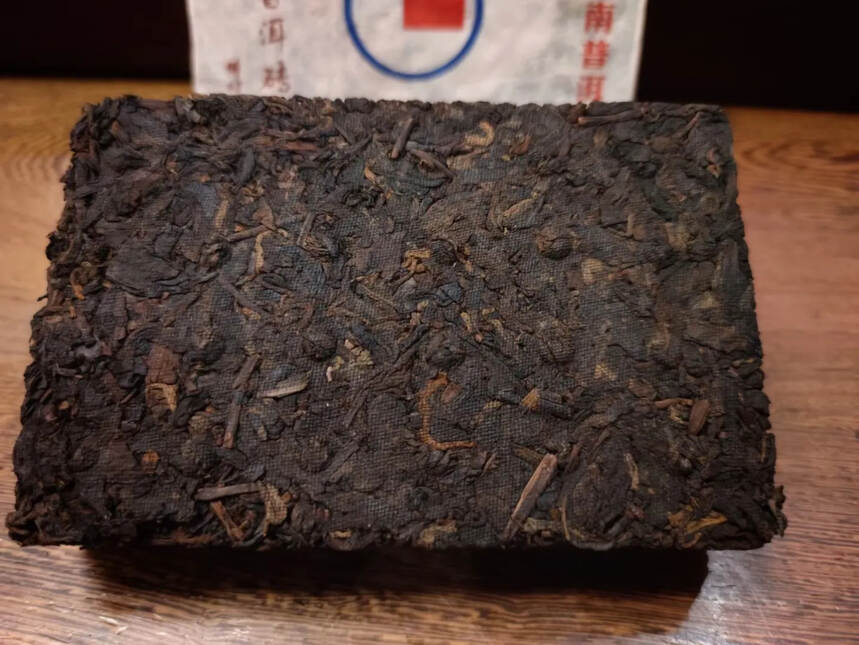 2013年鸿运普洱熟茶砖
250g/片，2片/包，9