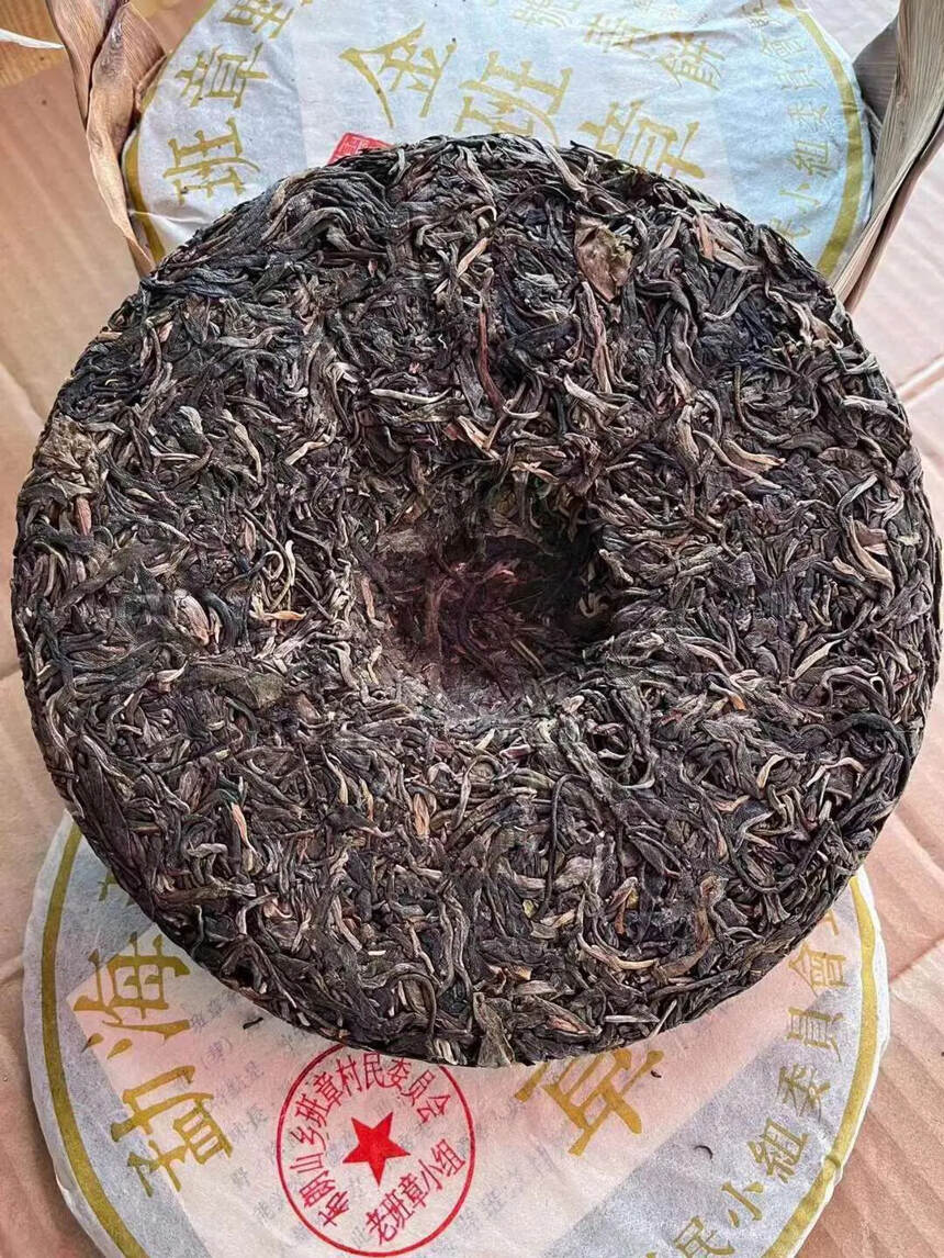 ??08年金班章5号青饼野生茶，汤色透亮，香气高雅特