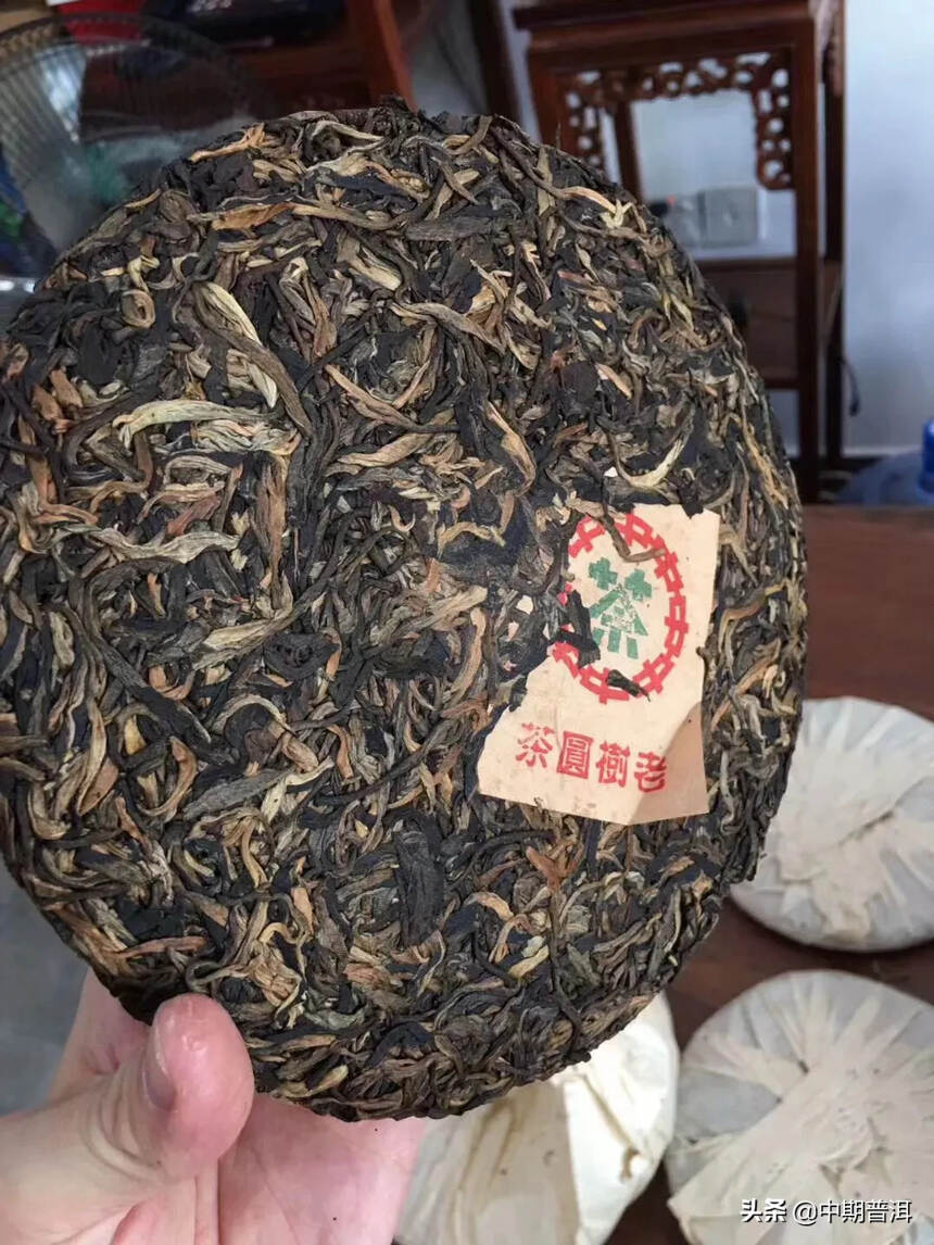 2004年中茶老树圆茶条索肥壮，口感饱满，最大特点就