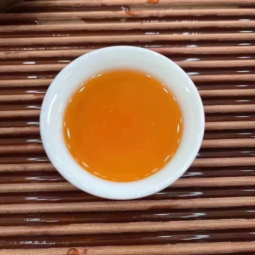 98年 凤临茶厂，春夏秋冬?小黄印，一饼500克，一