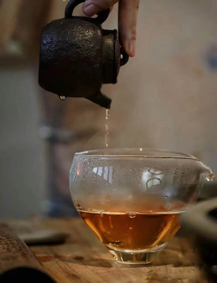 2004年班章金葫芦
精选班章大树茶一口料压制，自然