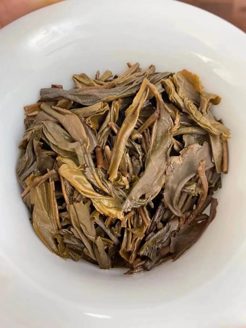 2012年景迈古树茶青饼，选用景迈古树茶为原料，茶条