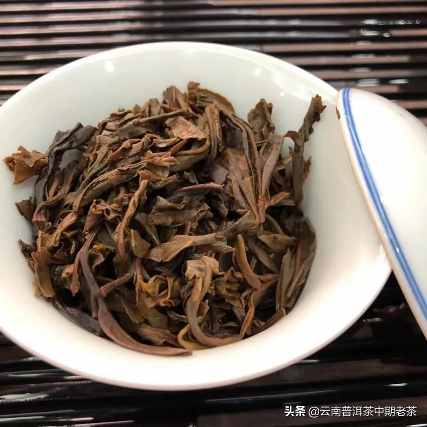 05易武麻黑圆茶400克，茶水柔顺，口感香甜细腻