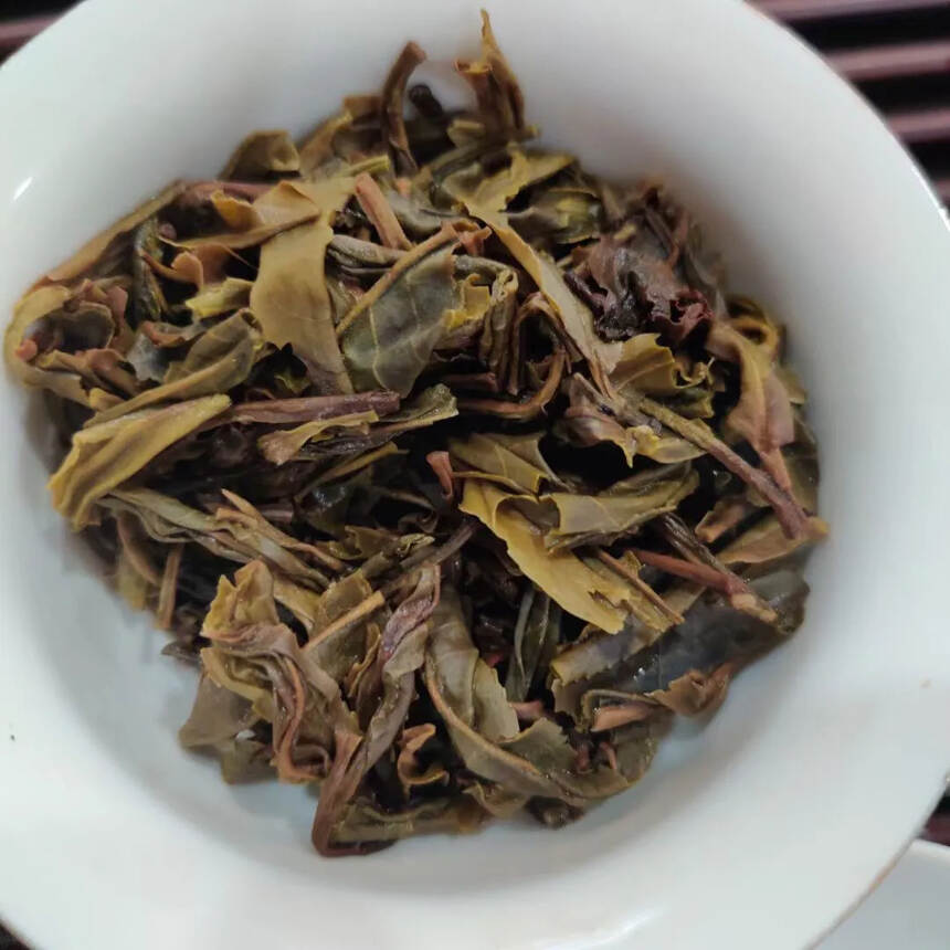 2010年春海茶厂布朗古树，采用布朗山古树茶为毛料，