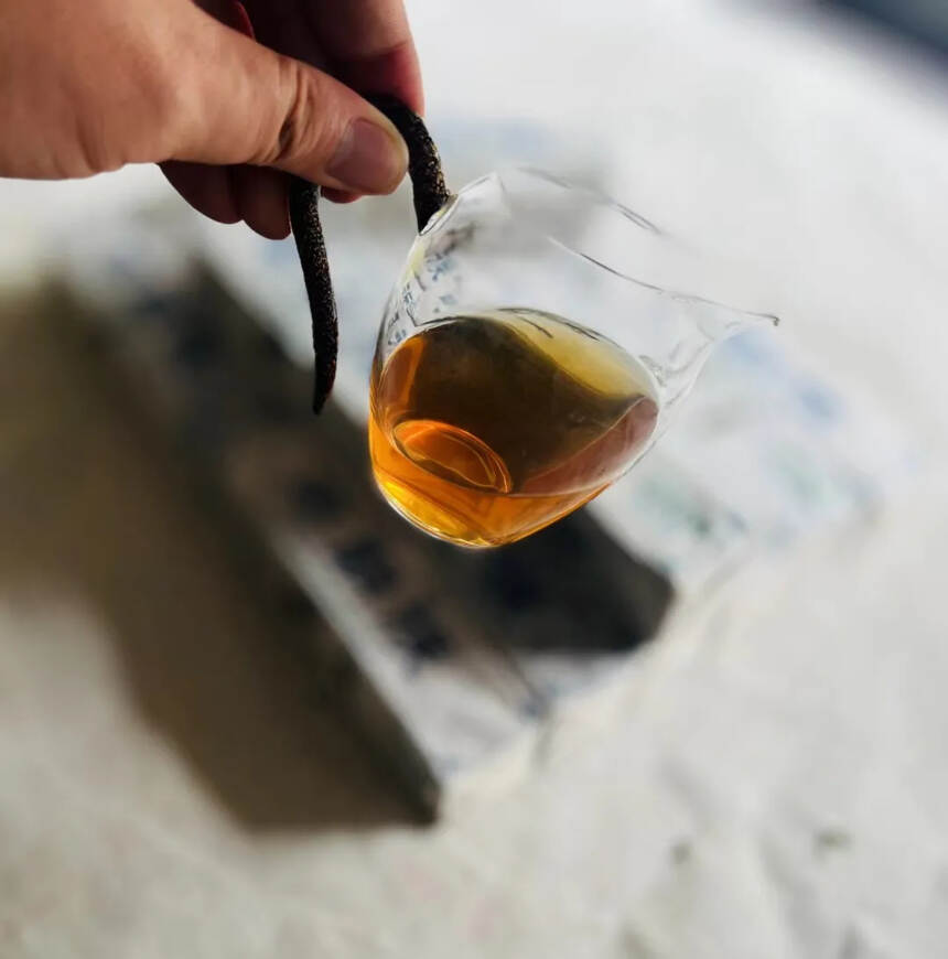 05年布朗族茶条，选用勐库大叶种春尖为原料 ，茶汤色