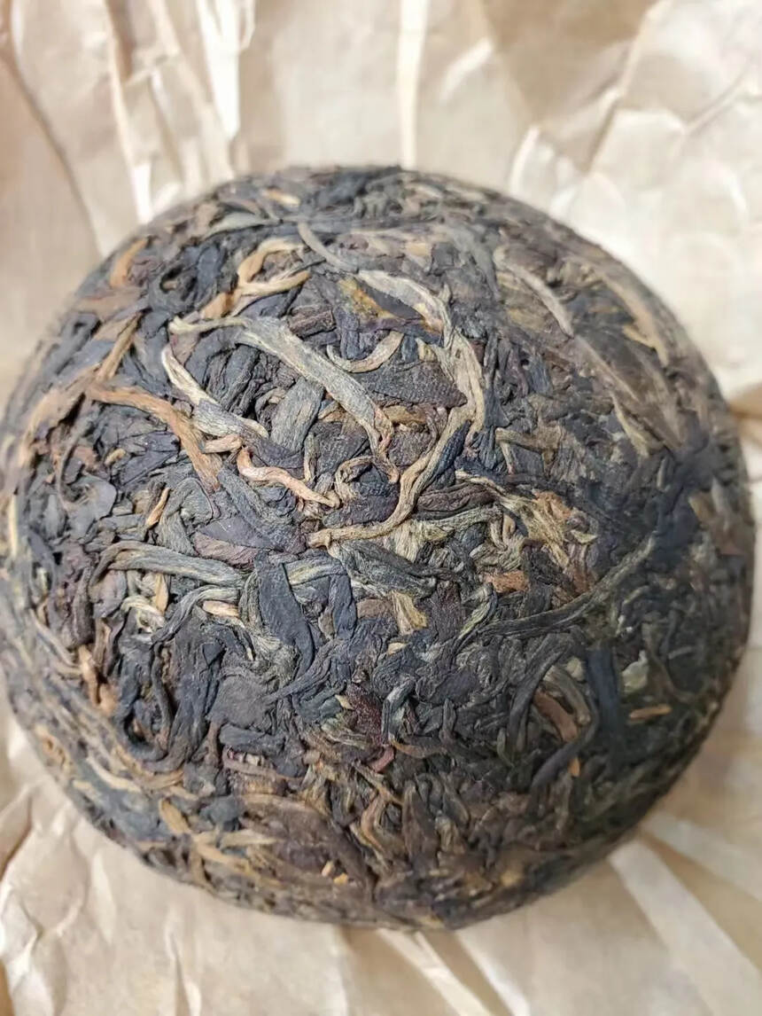 98年花园茶厂沱，由乔木叶种压制而成，条索肥厚，叶底