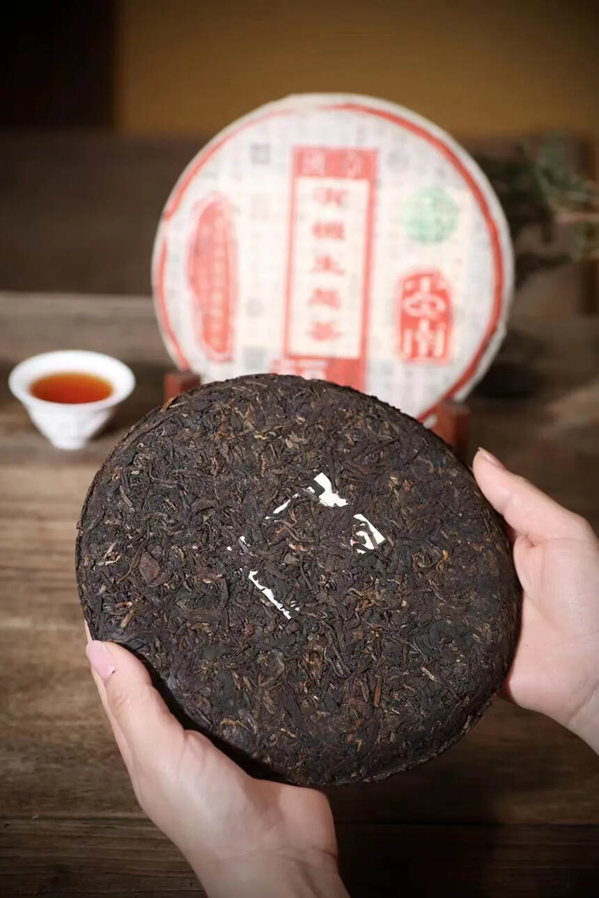 99年班章青饼

干茶細?茶葉???，經22年?轉的