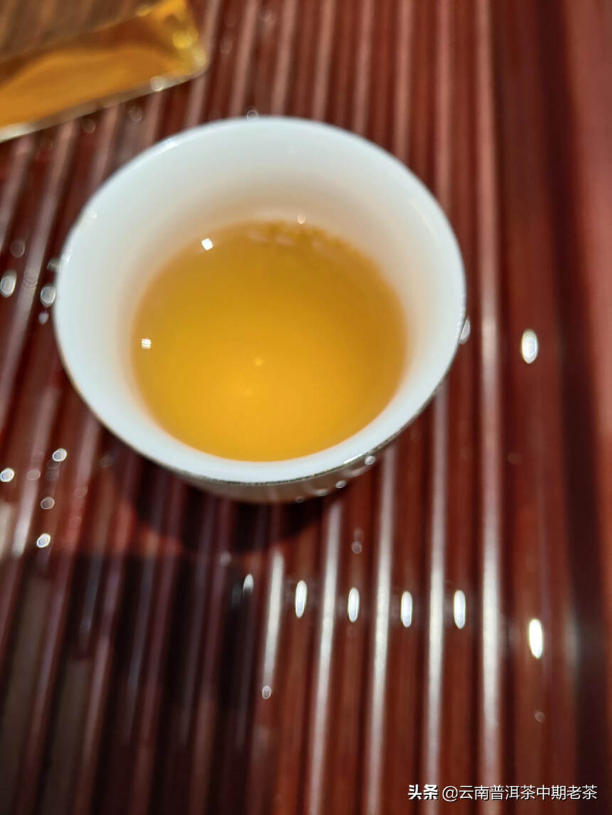 02年青饼——


——中茶7532青饼
汤色微红金