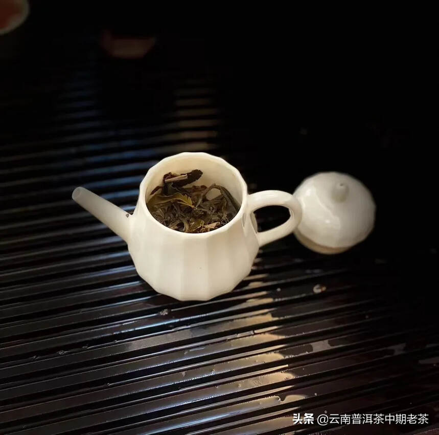 《倚邦杨聘号》 茶汤光泽都上乘，烟韵饱满、持久，滋味