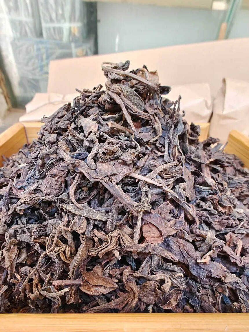 八八供销时代老茶
经30多年纯干仓存放。陈枣香与樟香