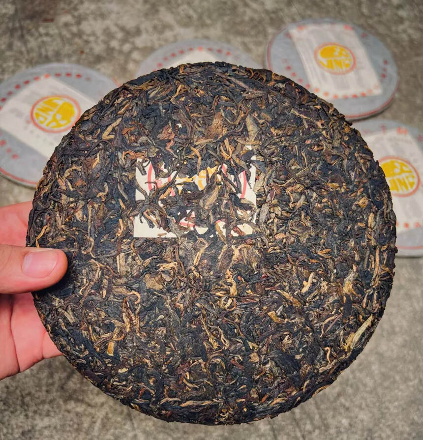 02年花园茶厂黄印青饼
干仓存放  口感霸气醇厚
香
