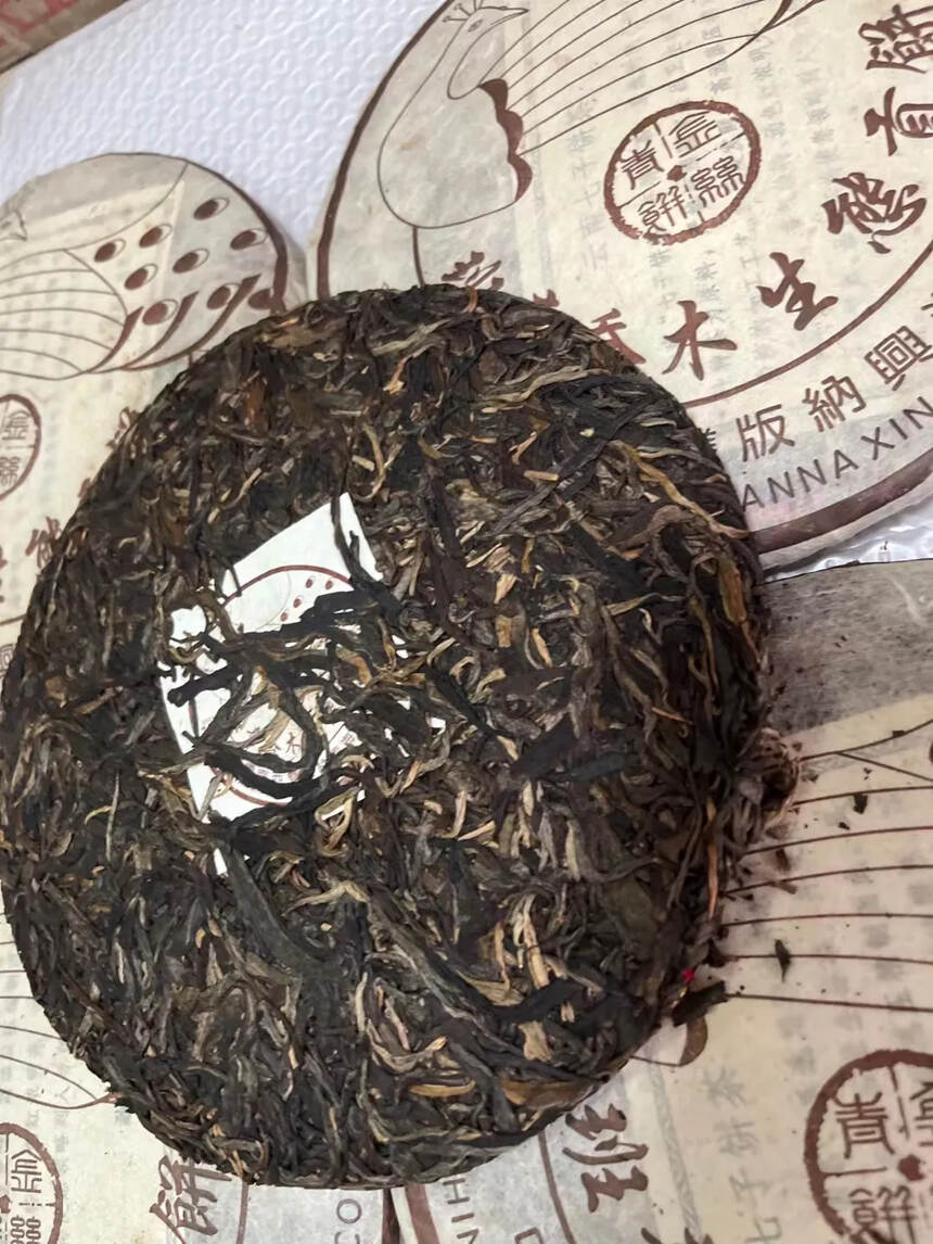 04年兴海班章乔木茶，版面颜值高，汤色呈琥珀色，陈香