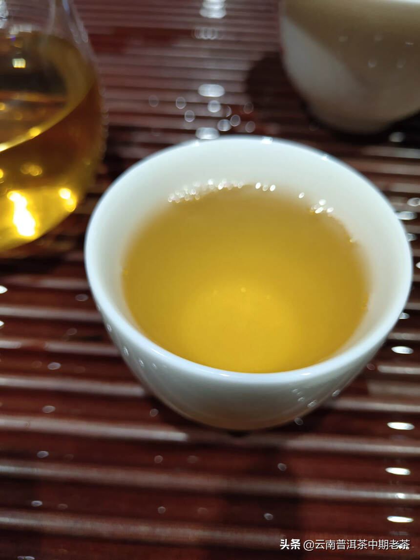 2002年那卡竹筒生茶
浓郁的蜜香， 茶，能使你宁静