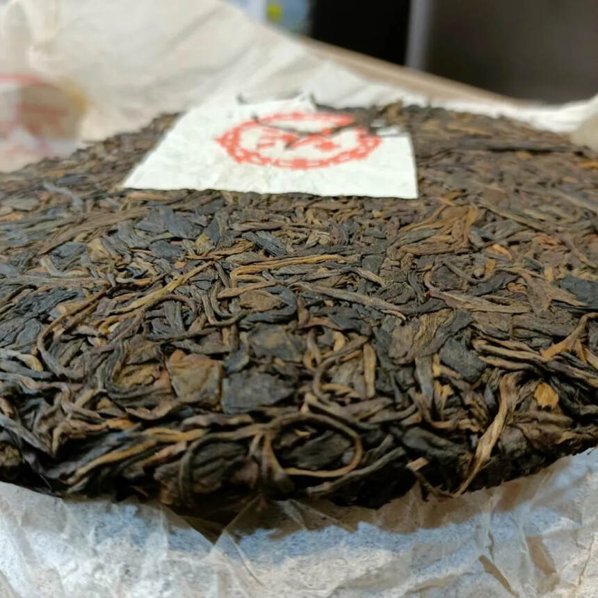 02年普洱老生茶班章青饼，汤感比较细腻，显蜜韵；香气