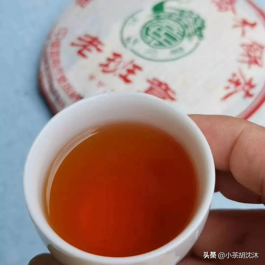 2005年兴海茶厂，大口中版面，老班章普洱生茶，烟香