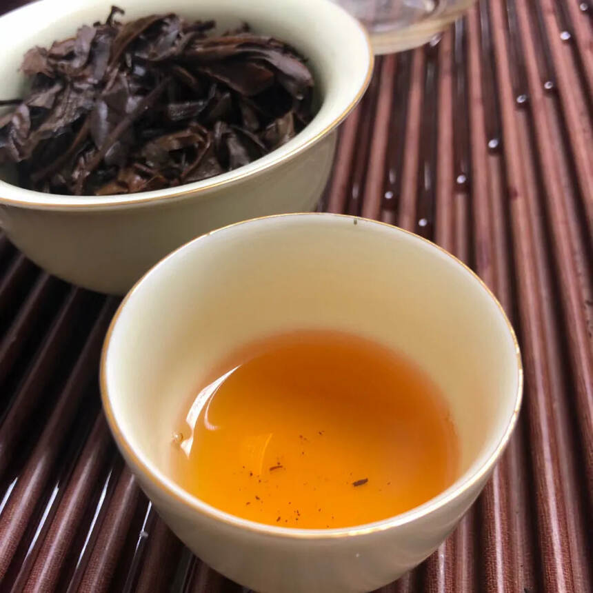 03念昌泰远年七子饼，汤色微红，易武茶底，生津回甘明