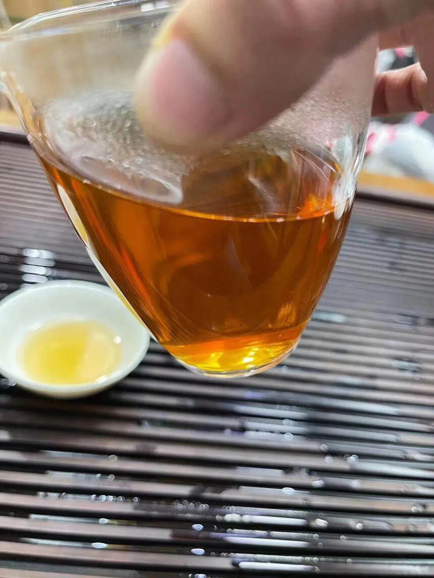 #茶生活# 陈化后果胶质释出茶汤，蜜香突显。才会顺滑