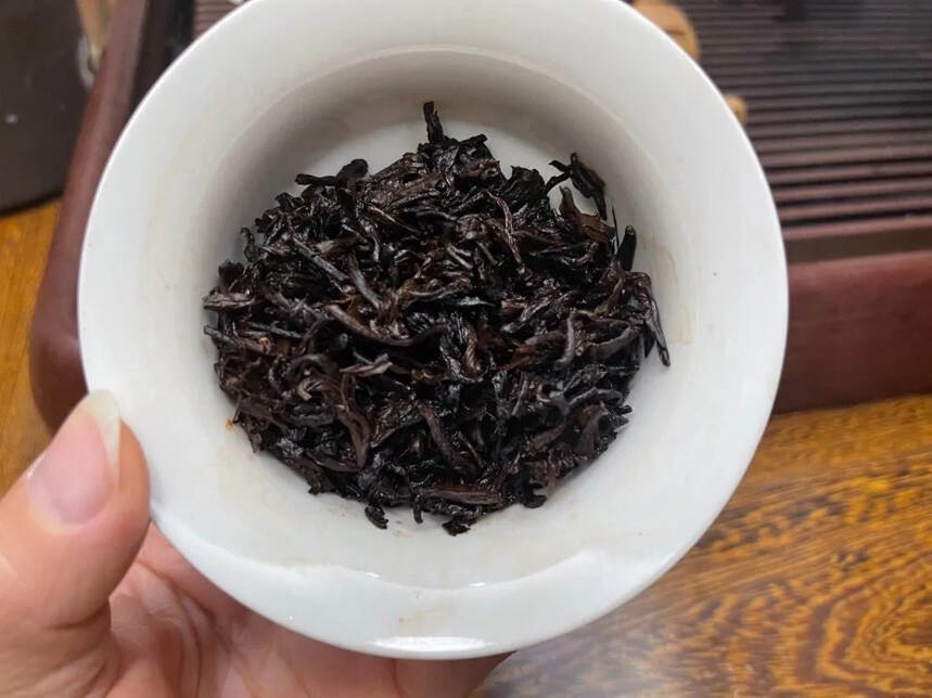 96年勐海老散茶熟茶，茶汤通透红润，入口醇厚香滑，绵