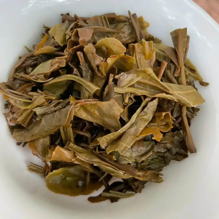 景迈古树竹筒茶
2015年年份，重量500克
竹韵兰