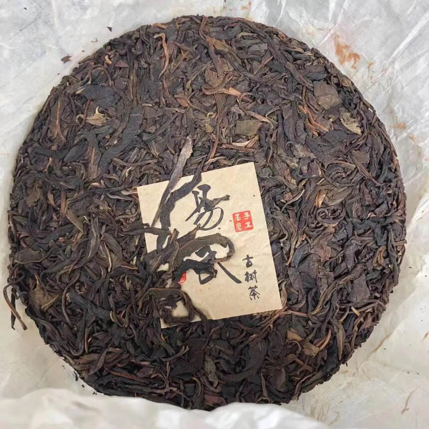 #普洱茶# 2010年易武古树茶生茶，麻黑纯料。花蜜
