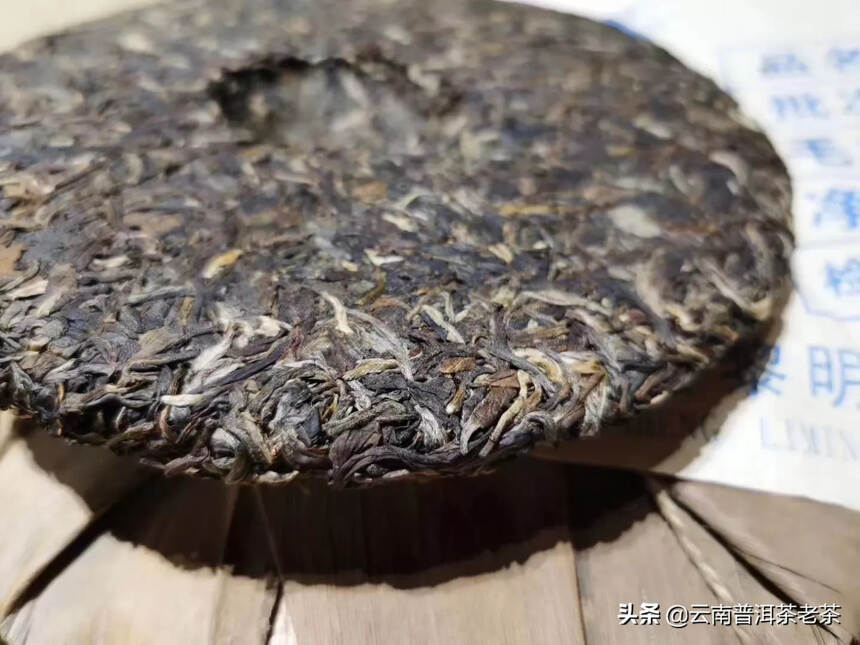 08青饼
选用勐海县境内大叶种晒青毛茶为原料，经高温