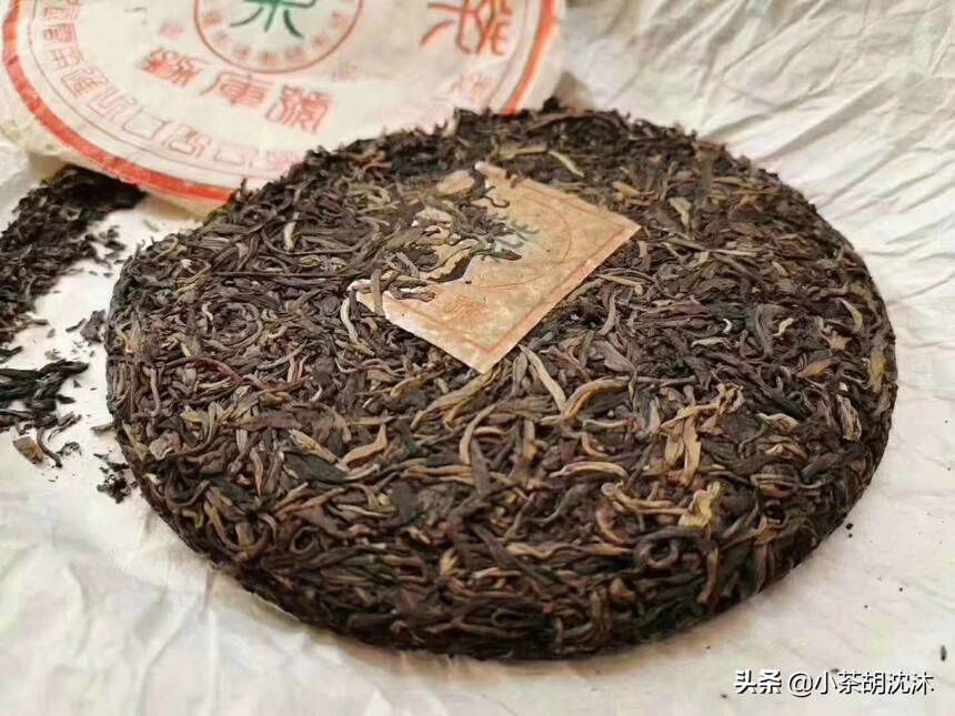 2002年勐库号极品，生茶
汤色透亮，茶汤顺滑，蜜香