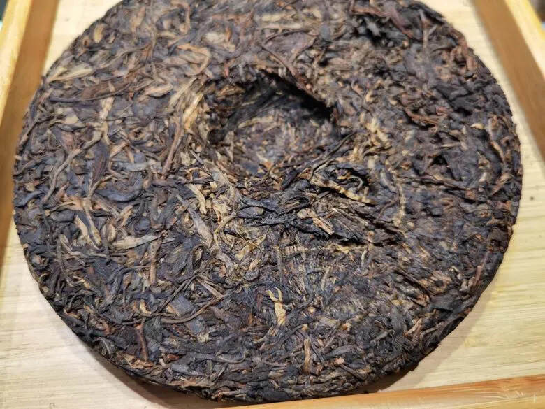 06年版纳七子饼龙园号老生茶，勐库纯料。饼面清清凉凉