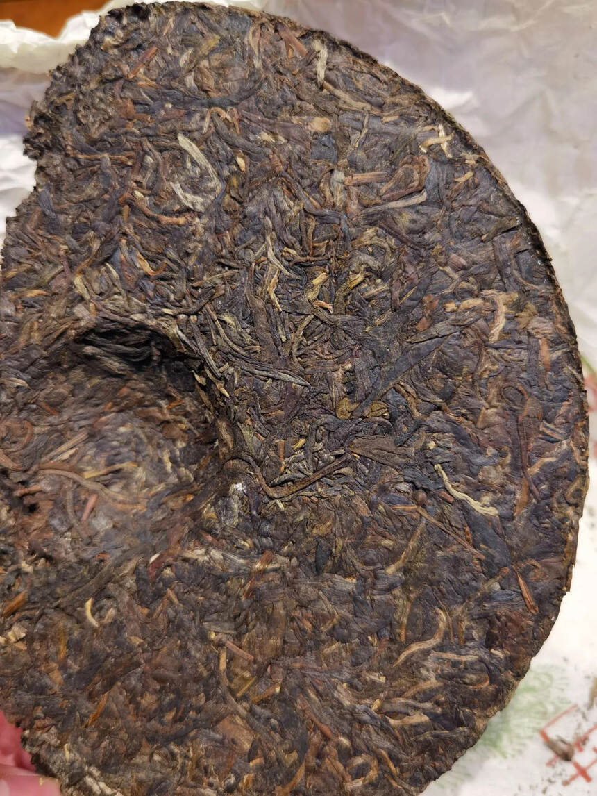 99年芒市德兰沱茶生茶饼357克铁饼，甜度好汤感厚。