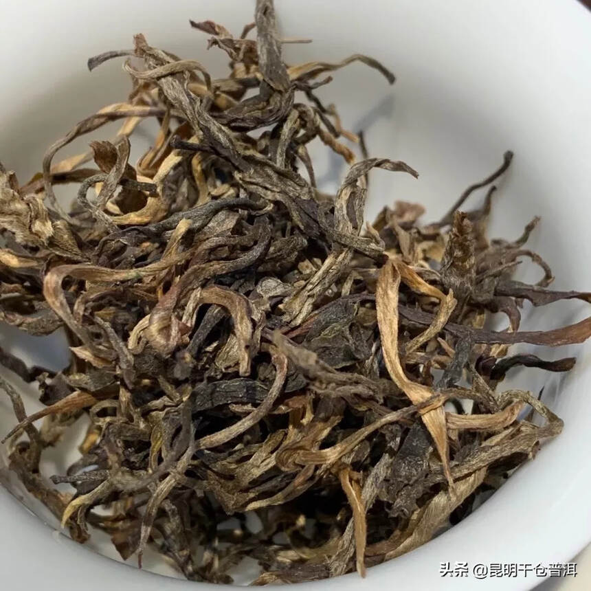 2015年老曼峨大树茶散茶，有一筐20公斤左右！条形