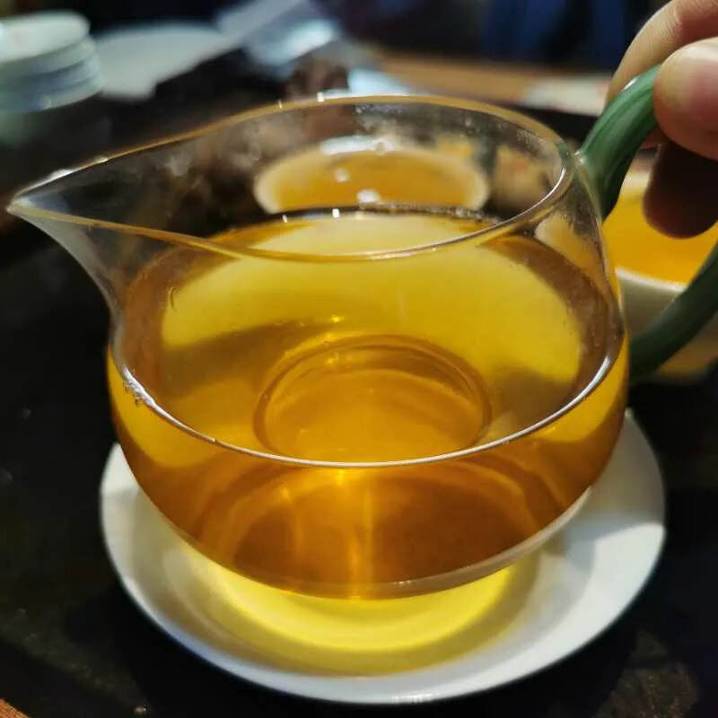 04年小红印青饼生茶，#广州头条# 布朗料压制#发现