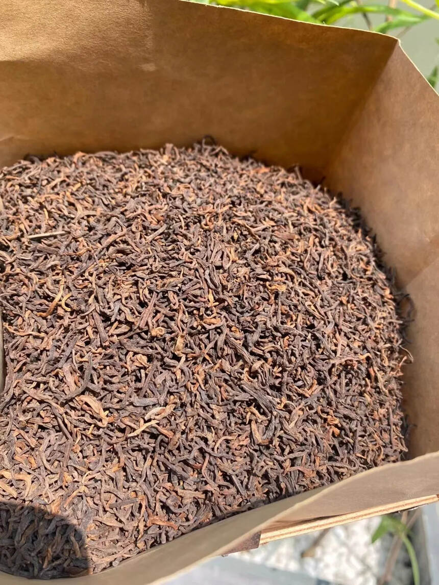 2001年勐海宫廷普洱散茶，纯金芽，1公斤木盒装#广