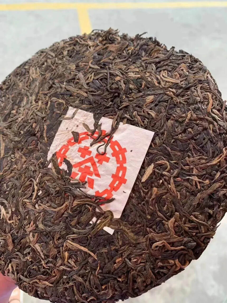 #普洱茶# 03年大红印青饼，布朗山古树茶压制而成#