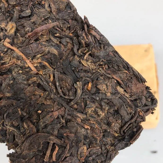 94年紫天砖生茶，南天公司定拼配布朗山大树茶压制而成