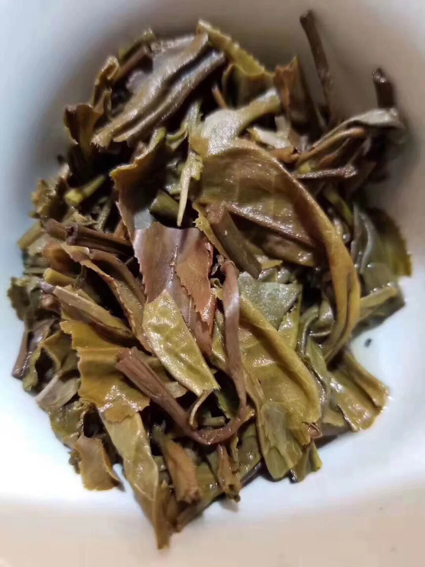 2017年半盆古树茶，400克，干茶条索油亮肥厚，茶