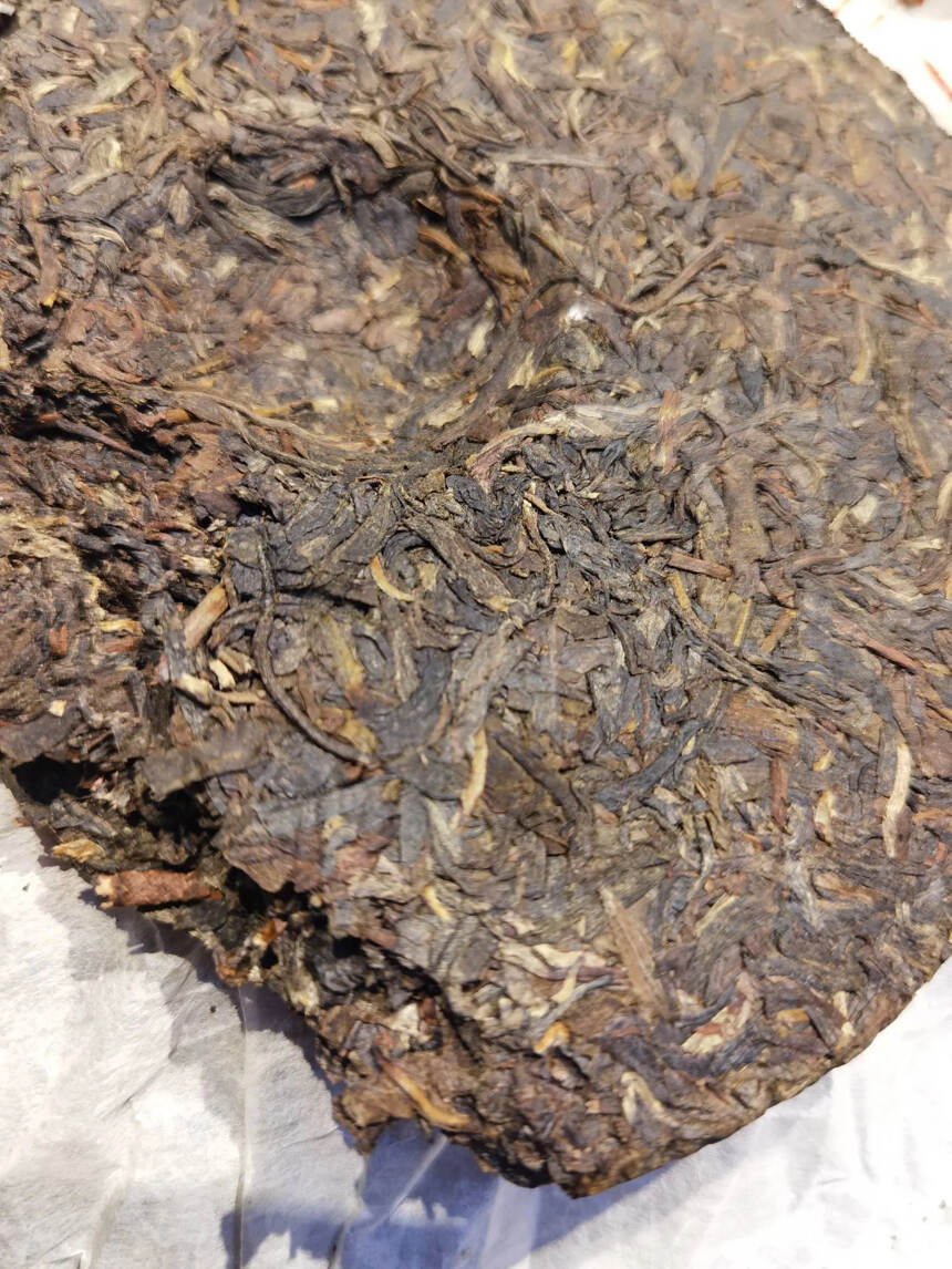 99年芒市德兰沱茶生茶饼357克铁饼，甜度好汤感厚。