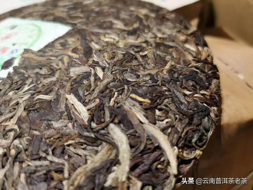 08青饼
选用勐海县境内大叶种晒青毛茶为原料，经高温